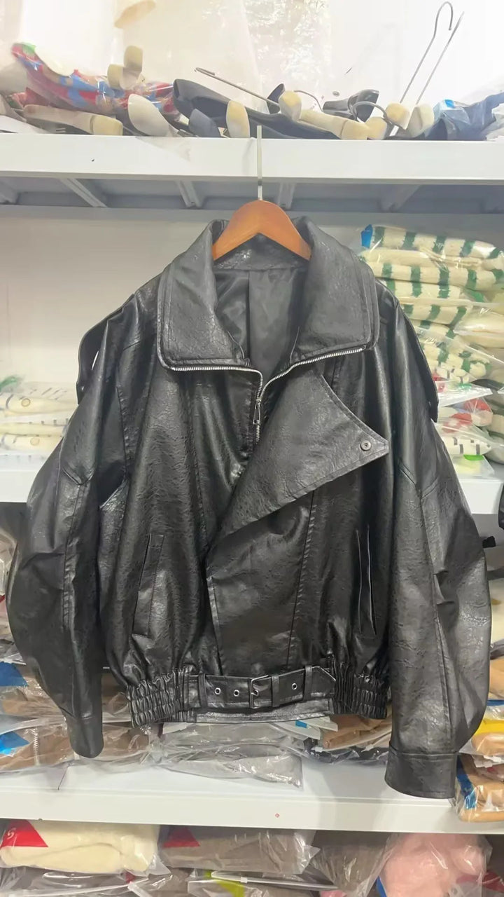 Dam oversized bikerjacka tillverkad av vegan läder look med asymmetrisk dragkedja, bred sjalkrage och waist-accentuating bälte