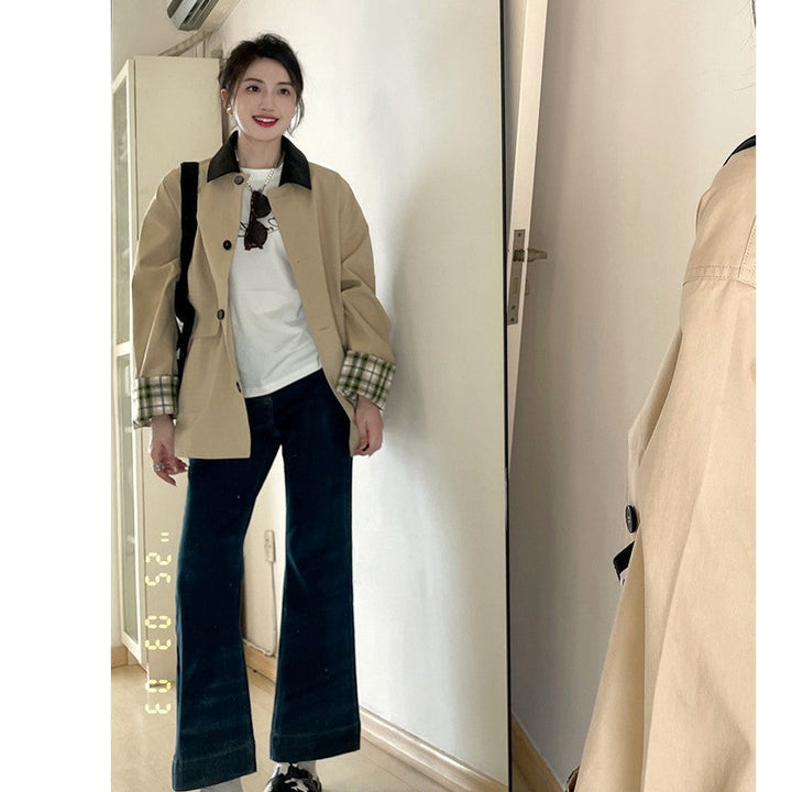 Dam kort trenchcoat in oversize skärning med kontrast krage och checked mudd