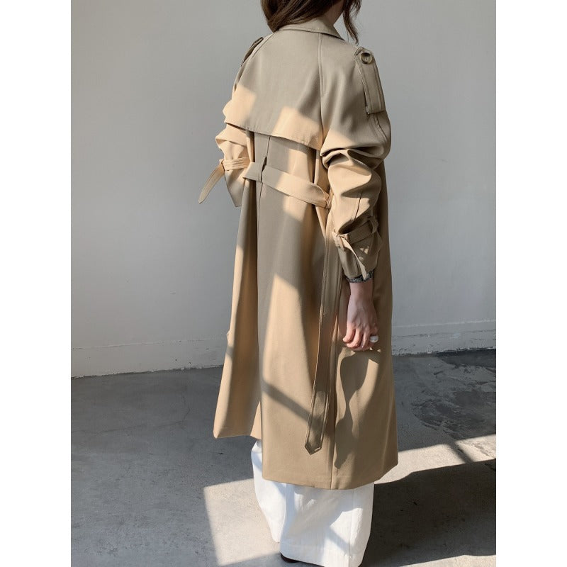 Dam lång double-breasted trenchcoat med shoulder flaps och midjebälte