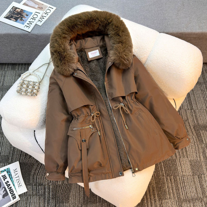 Dam kort vadderad parka med faux fur krage, teddyfoder, dragsko midja, och multifunctional fickor