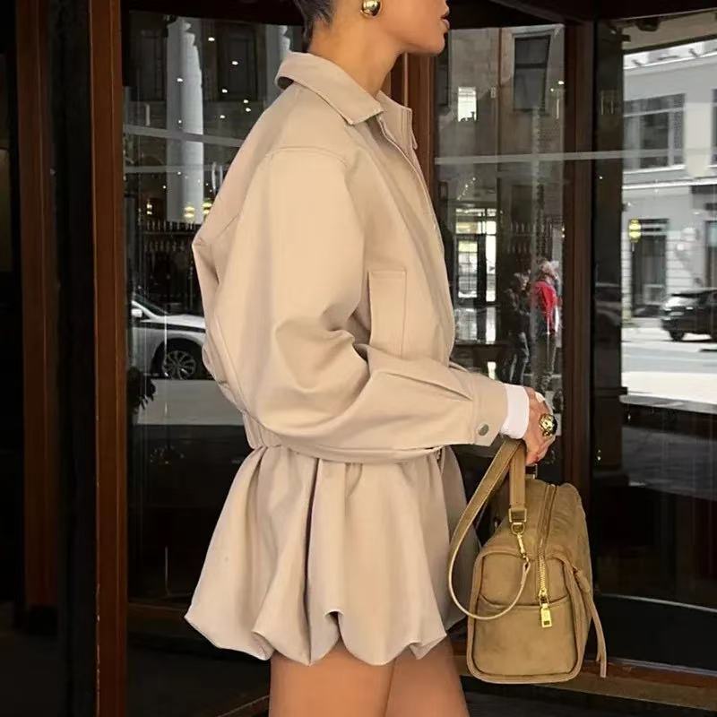 Dam kort Blouson jacka gjord Vegan läder med Zip och Elastic fåll