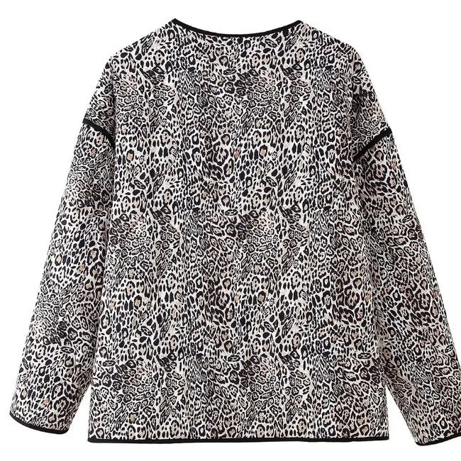 Dam Quiltad Oversize Jacka med Leopard Tryck, Round Neckline och Patch Fickor
