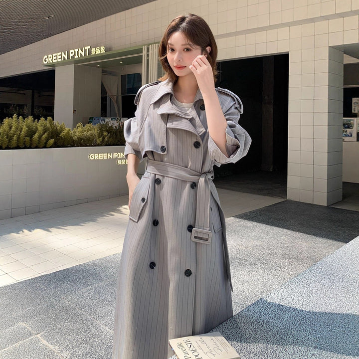 Dam elegant Maxi lång Pinstripe trench med Shoulder Pads och Gathered ärmar