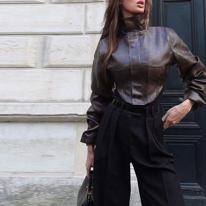 Dam Kort Tailored Läder-Look Jacka med Stå Krage och Feminine Chest Padding