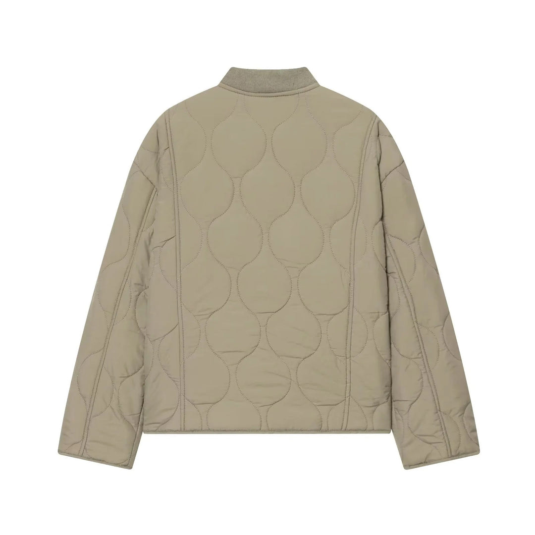 Dam non-vadderad quiltad jacka med boxy silhuett, ribbed ståkrage och patch flap fickor