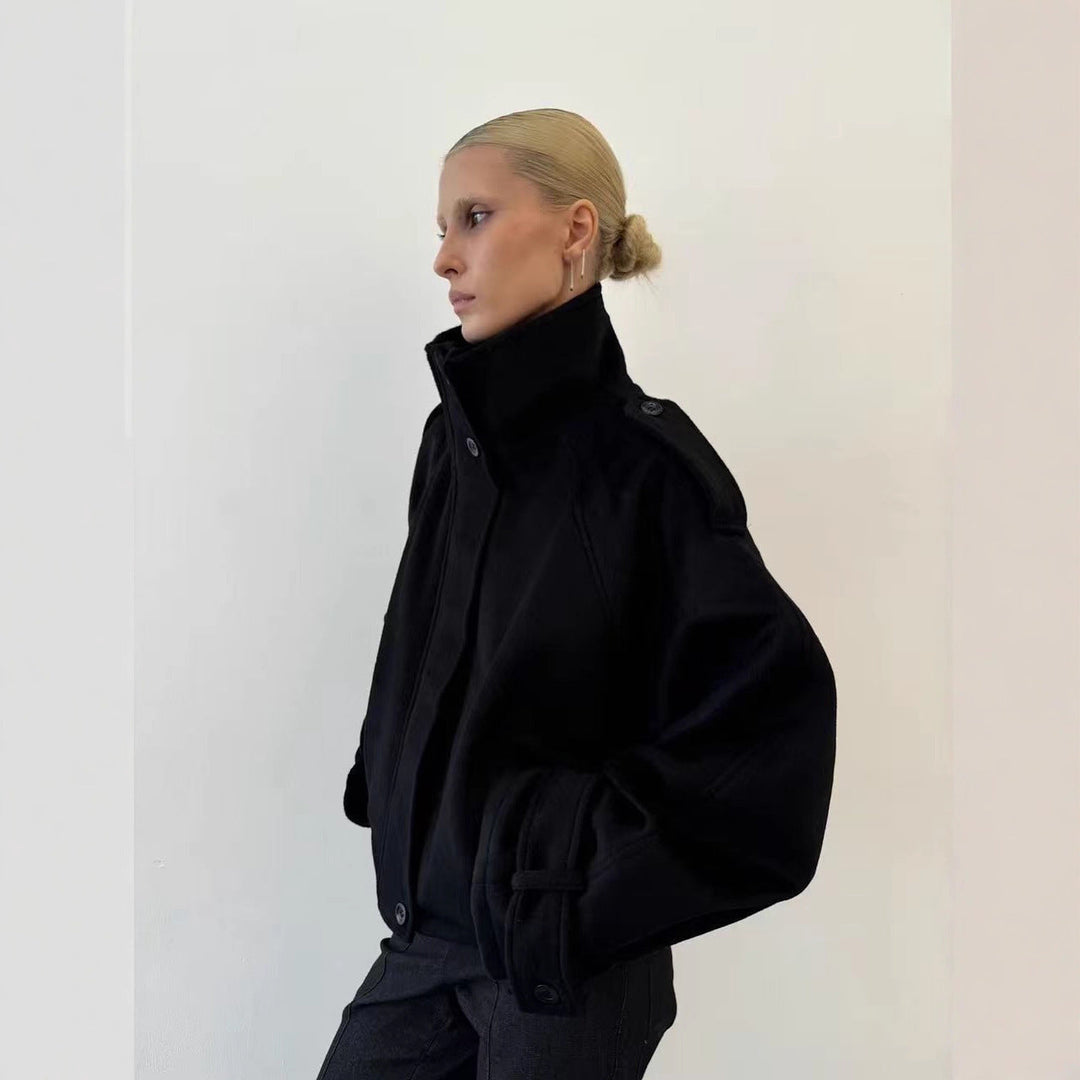 Dam kort skärning oversize ull jacka med hög ståkrage, shoulder flaps och justerbar ärm straps