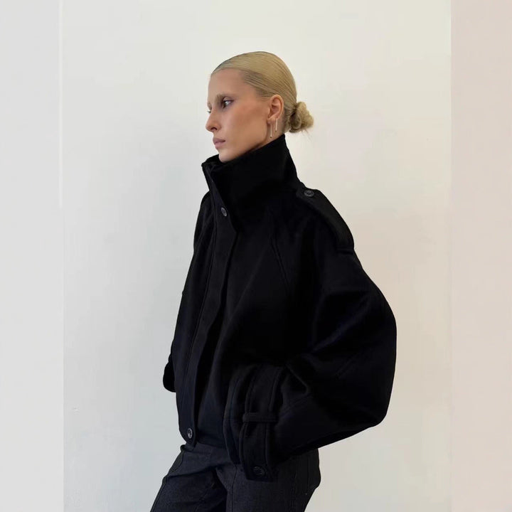 Dam kort skärning oversize ull jacka med hög ståkrage, shoulder flaps och justerbar ärm straps