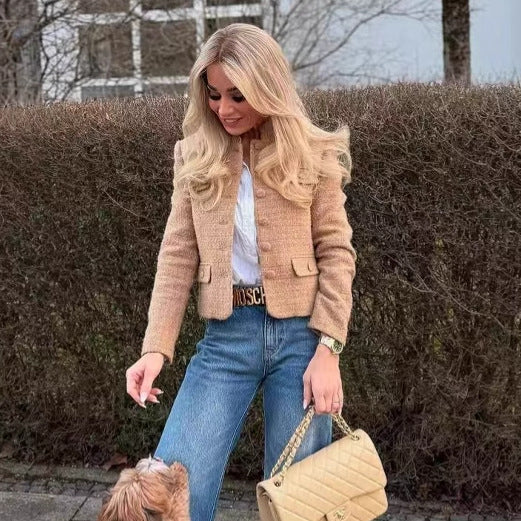 Dam figurnära bouclé tweed jacka med ståkrage och four decorative fickor