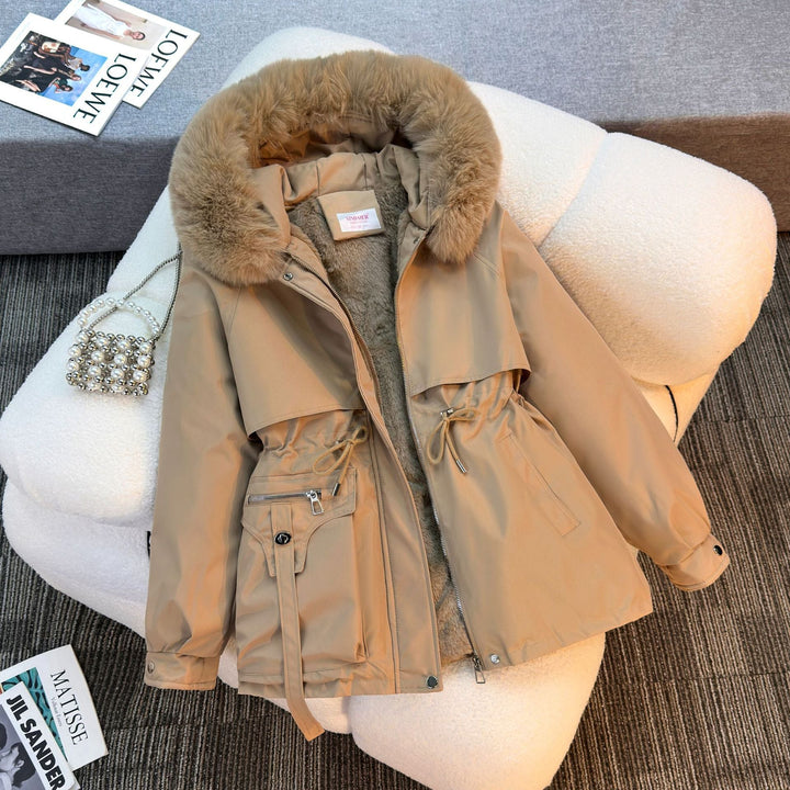 Dam kort vadderad parka med faux fur krage, teddyfoder, dragsko midja, och multifunctional fickor