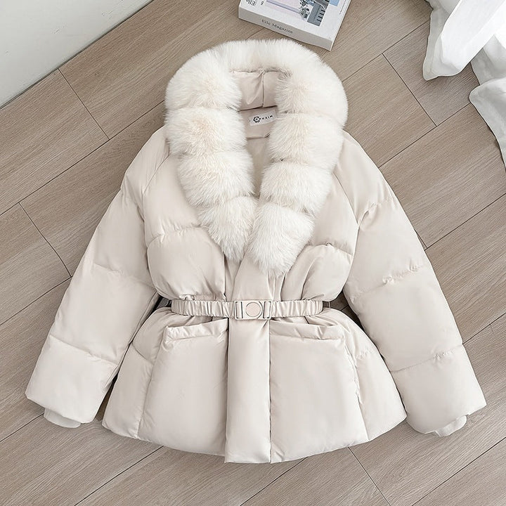 Dam figursydd kort quiltad jacka med voluminous sjalkrage tillverkad av Faux Fur och Decorative bälte