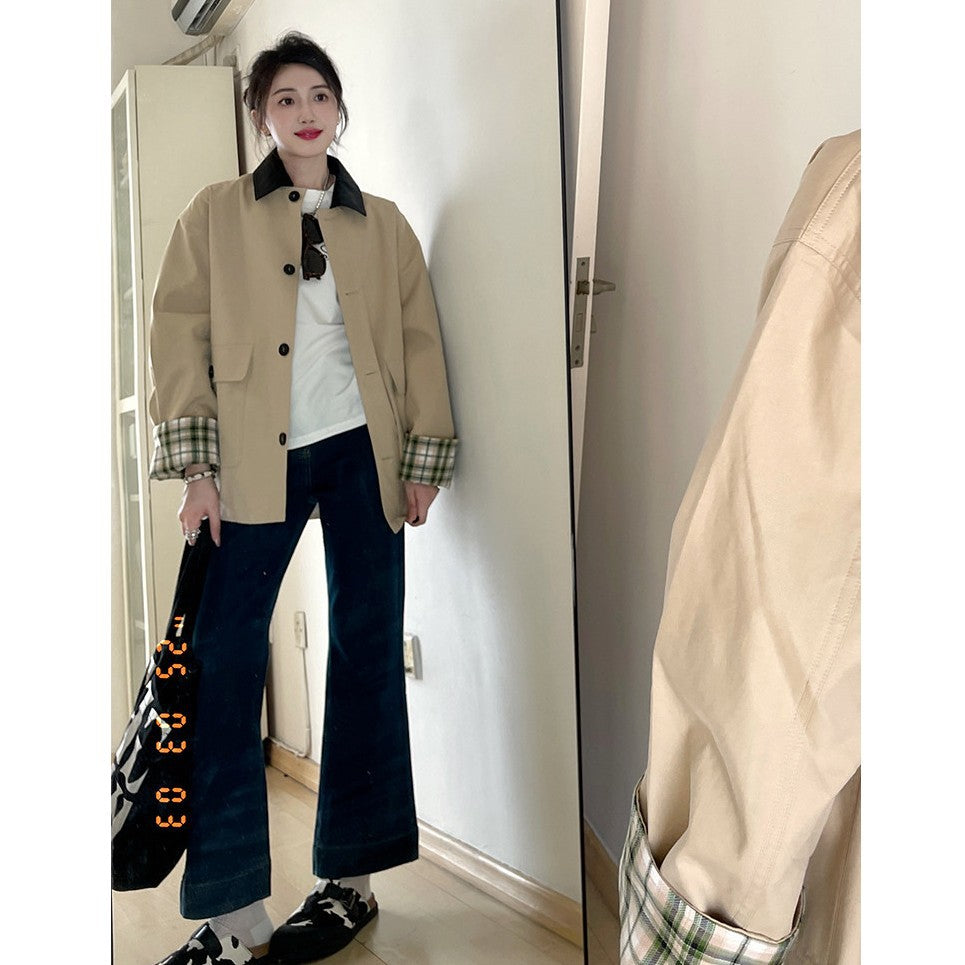Dam kort trenchcoat in oversize skärning med kontrast krage och checked mudd