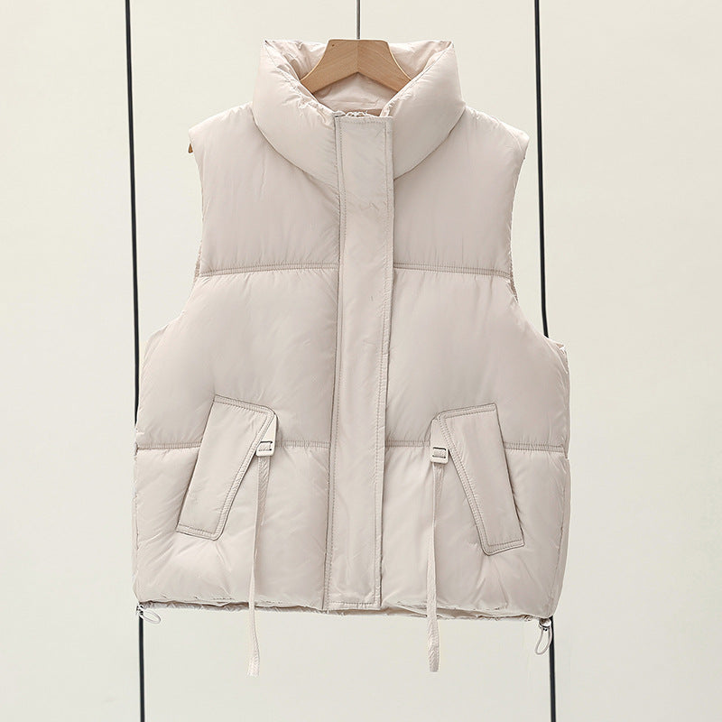 Dam kort-skärning minimalist insulation väst med high tratt krage, concealed two-way front och adjustable drawstring fåll