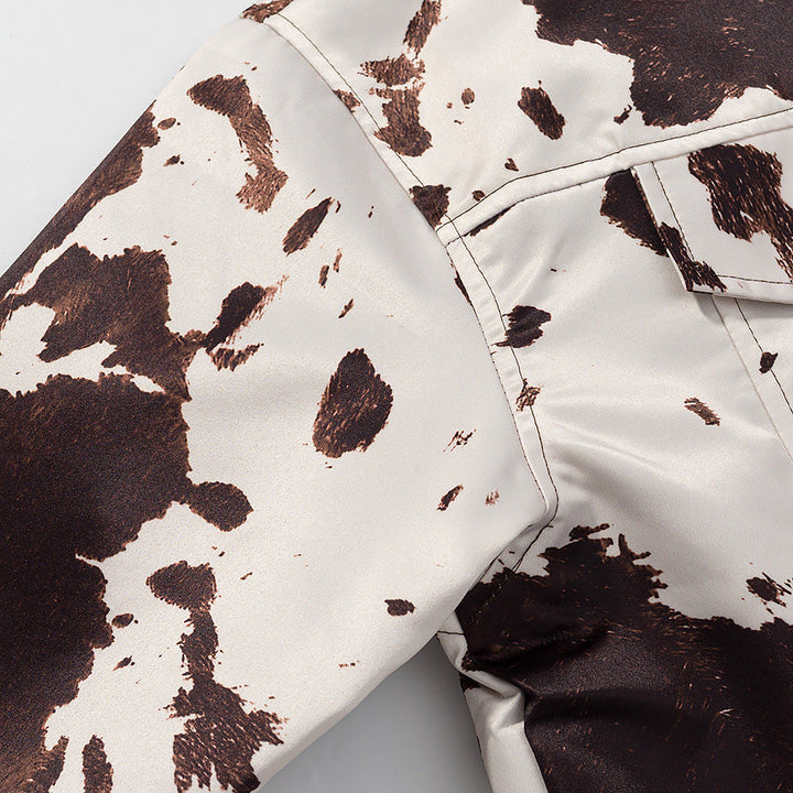Dam kort trucker jacka med distinctive cow tryck, boxy skärning och applied breast fickor