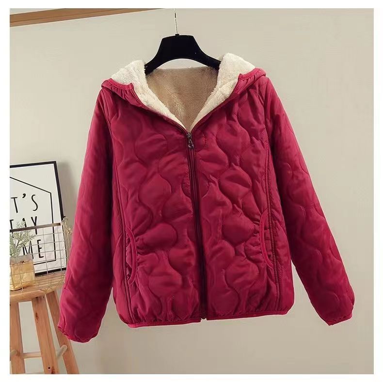 Dam quiltad hooded jacka med teddy foder, vadderad silhuett och decorative heart quiltning