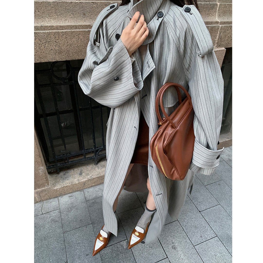 Dam lång Pinstripe trenchcoat med knytband Shoulder Straps och Flared fåll