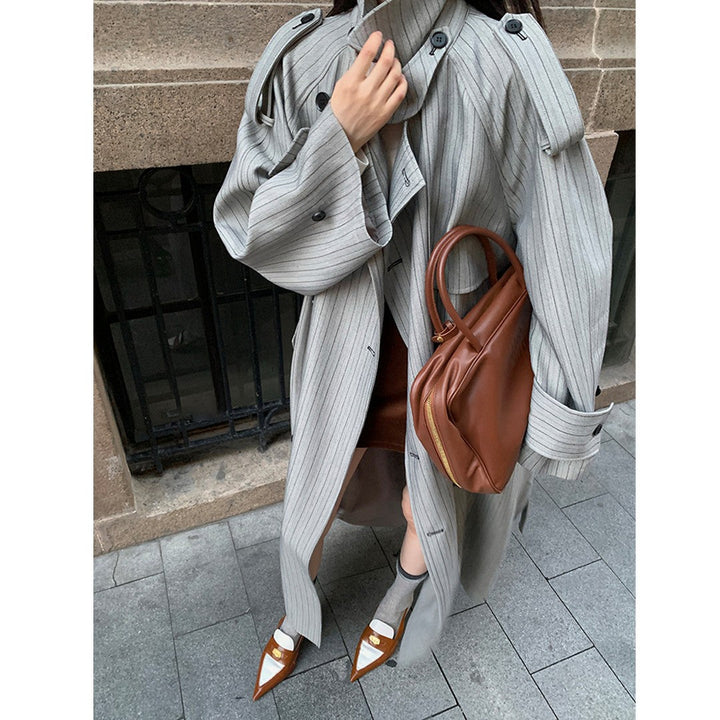 Dam lång Pinstripe trenchcoat med knytband Shoulder Straps och Flared fåll