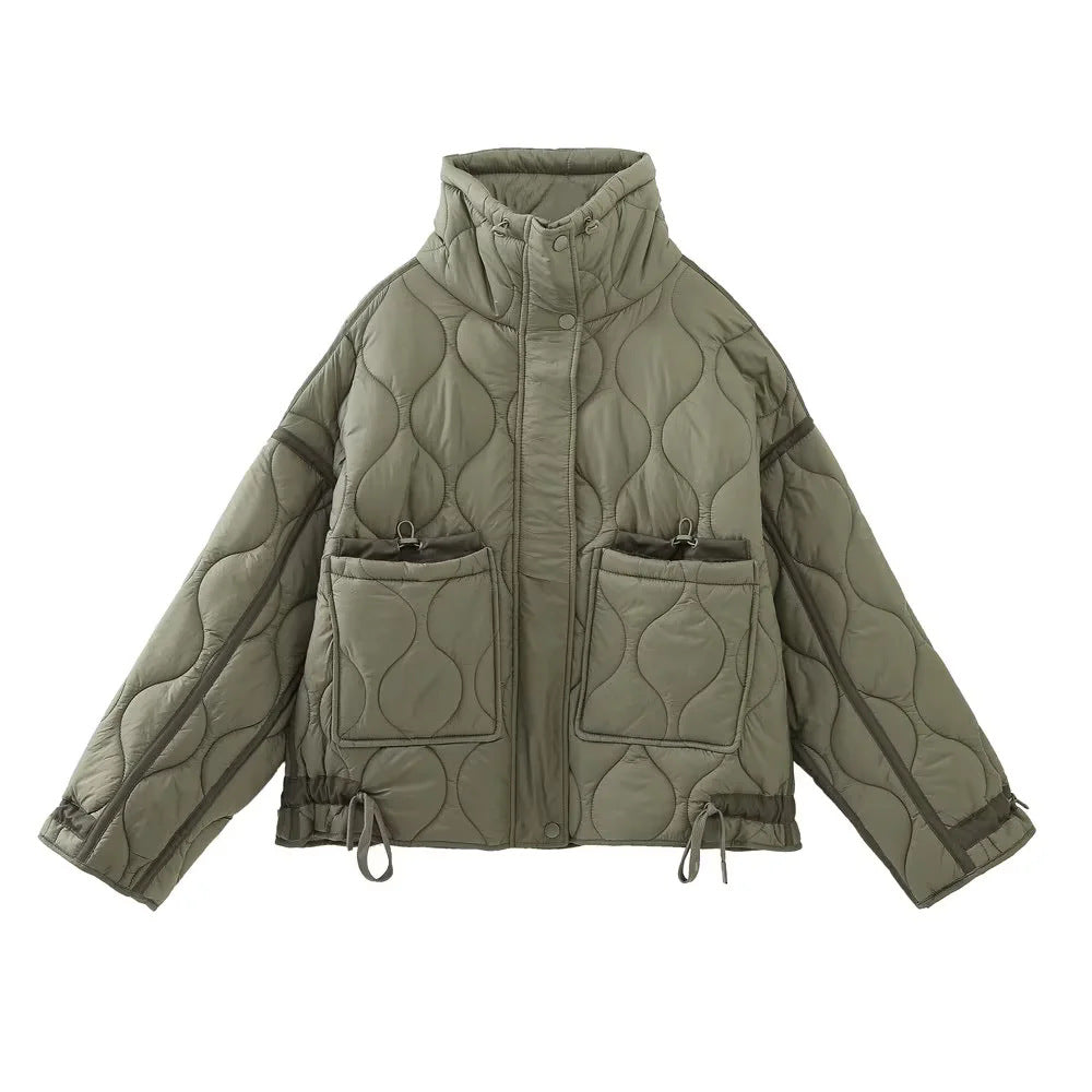 Dam quiltad kort jacka med high ståkrage, drawstring fåll och stor påsydda fickor