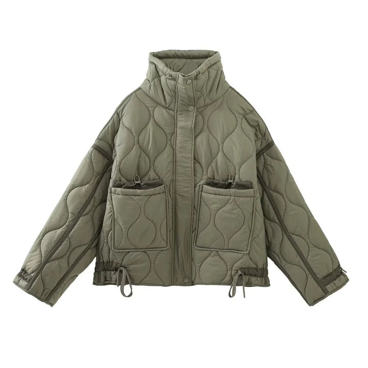Dam quiltad kort jacka med high ståkrage, drawstring fåll och stor påsydda fickor