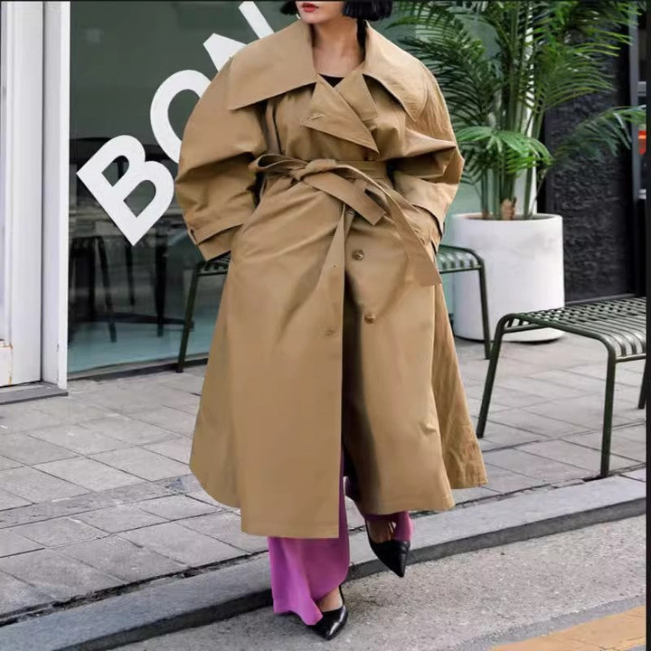 Dam Voluminous trenchcoat i Oversize look med bred Waterfall krage och Waist Tie bälte
