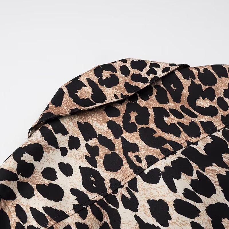 Dam kort Field jacka in Leopard mönster med vid Lapels och Flap fickor