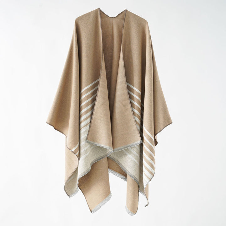 Dam oversized poncho med en boxy passform, featuring en diagonal stripe panel och finely fringed fåll.