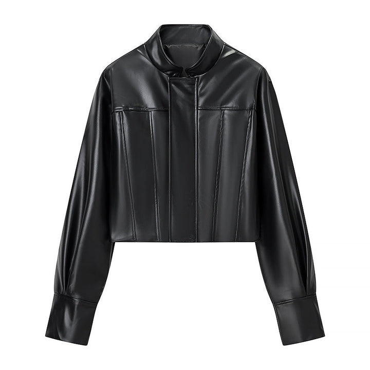 Dam kort jacka gjord vegan smooth läder med prominent shoulder pads och dold snap knappslå