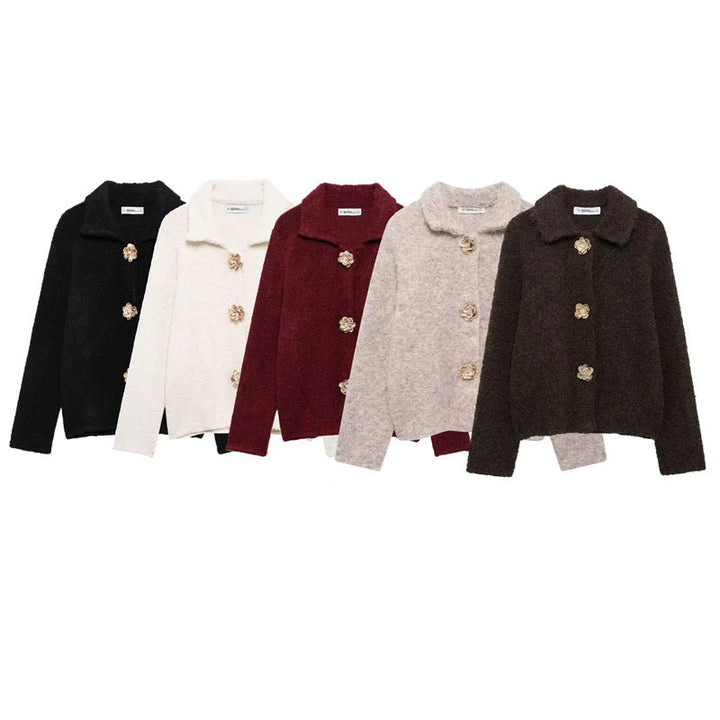 Dam kort bouclé teddy jacka med decorative flower knappar, skjortkrage, och boxy passform