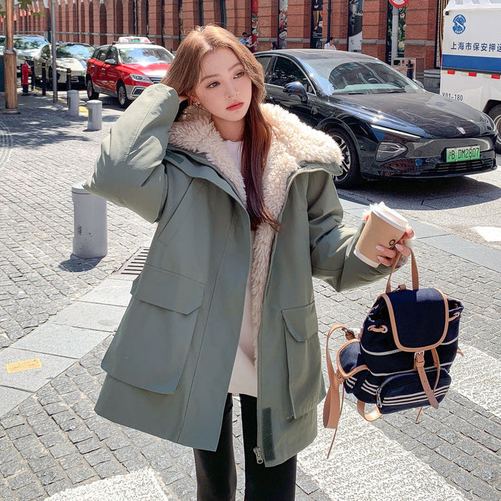 Dam urban kort parka med teddyfoder, generous flap fickor och dold två-way dragkedja