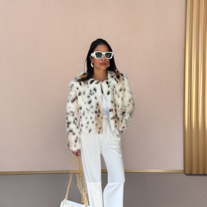 Dam kort fur jacka gjord faux fur med leopard tryck och boxy silhuett
