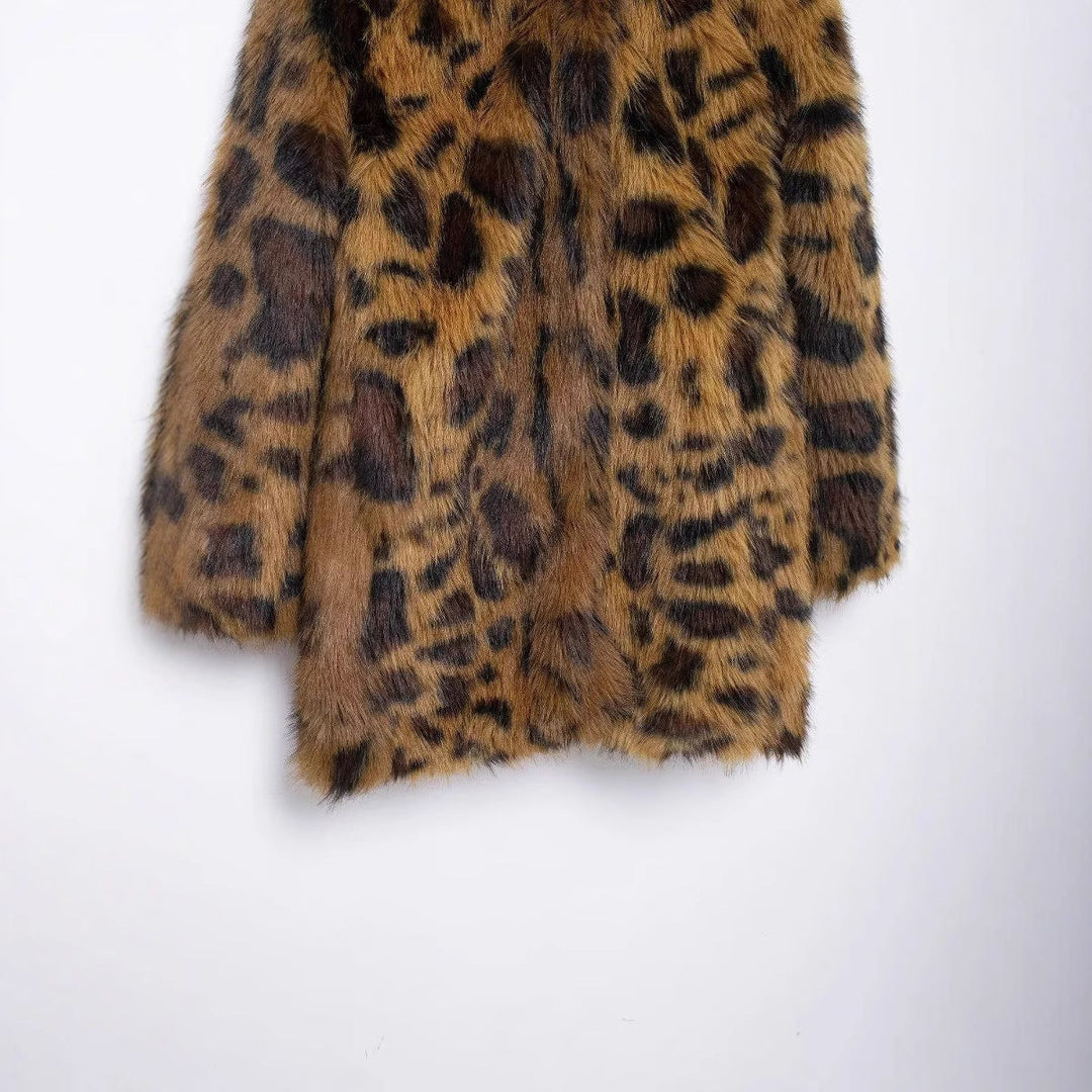Dam longer faux fur kappa i leopardprint med oversized skärning och mysig foder quality