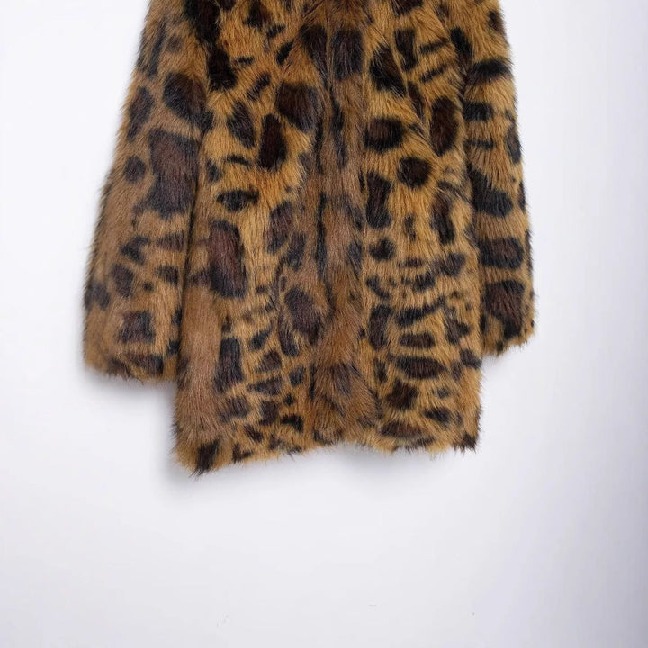 Dam longer faux fur kappa i leopardprint med oversized skärning och mysig foder quality