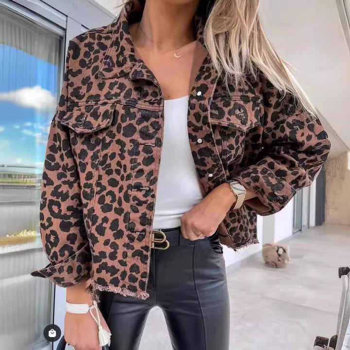 Dam Kort Oversized Denim Jacka med Leopardmönster, Lapp Bröst Fickor, och Raw Fåll