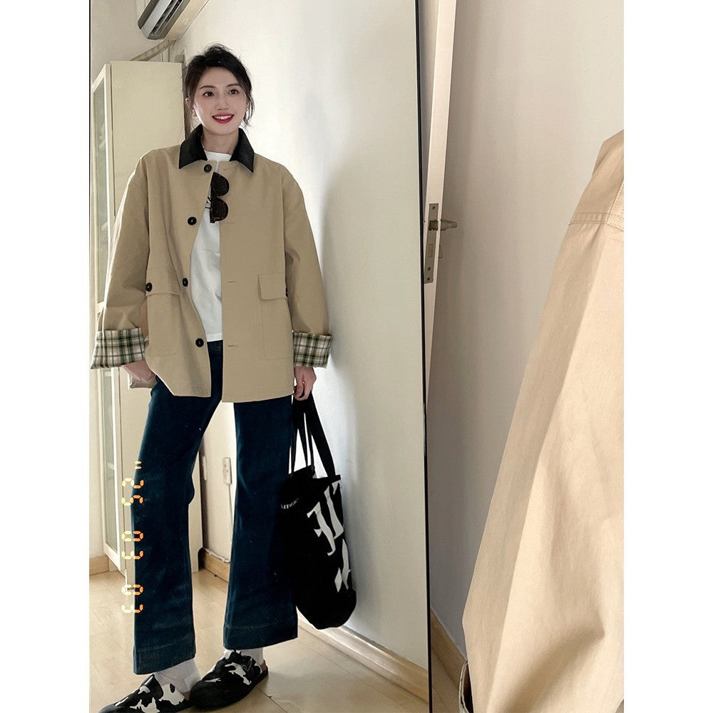 Dam kort trenchcoat in oversize skärning med kontrast krage och checked mudd