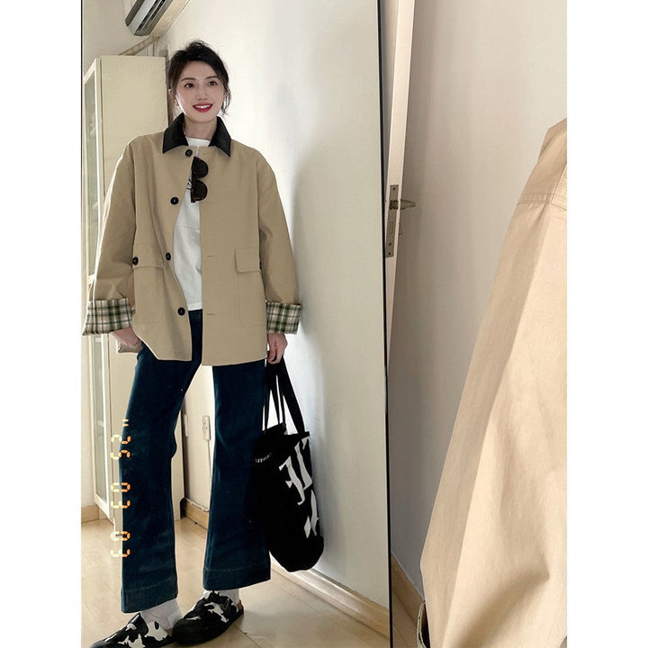 Dam kort trenchcoat in oversize skärning med kontrast krage och checked mudd