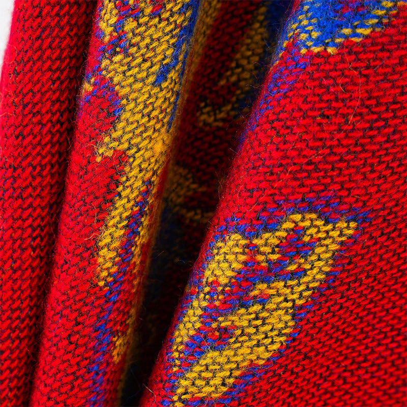 Dam jacquard poncho tillverkad av ullblandning med blommigt mönster och overlock edge