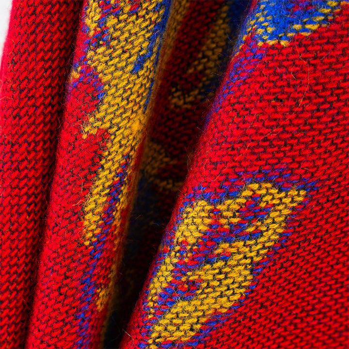 Dam jacquard poncho tillverkad av ullblandning med blommigt mönster och overlock edge