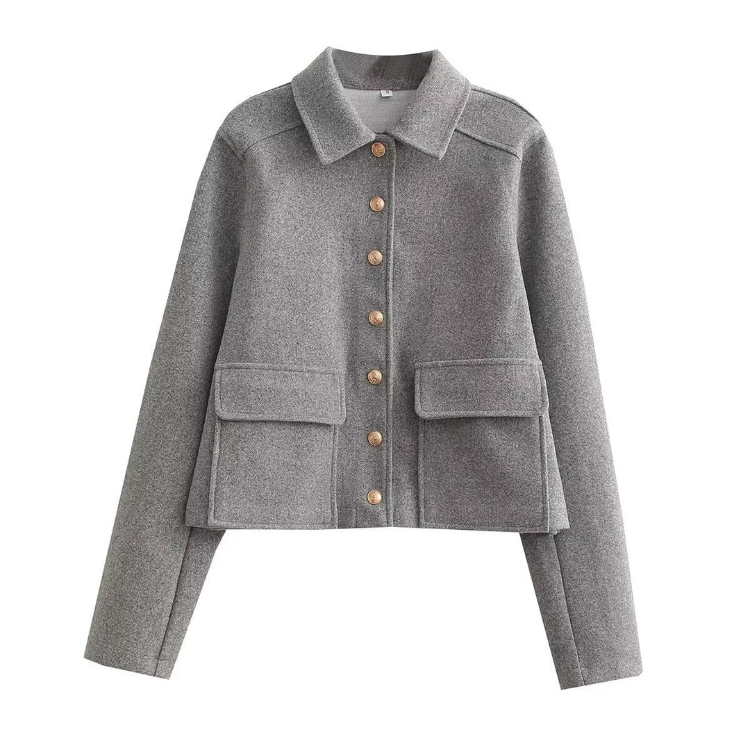 Dam kort ulljacka med gold button front, patch flap fickor, och figursydd silhuett