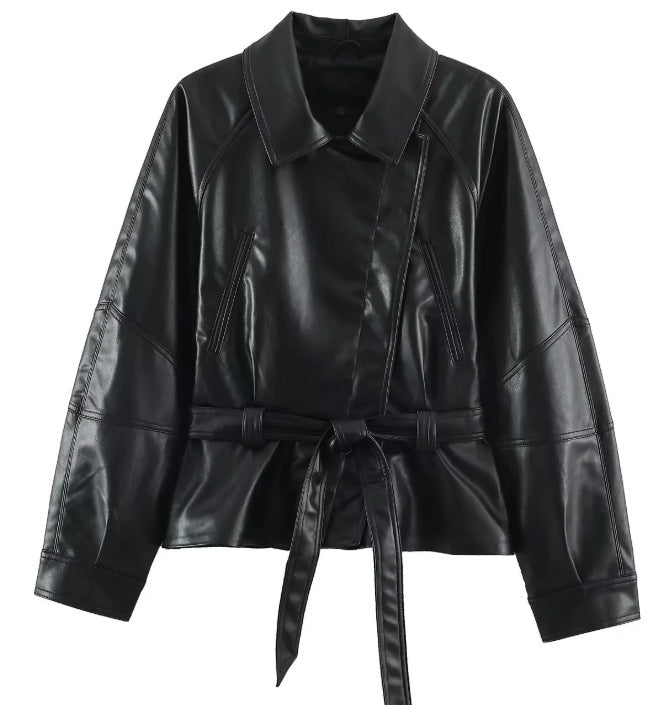 Dam Kort Jacka Tillverkad av Vegansk Läder med A Belted Waist och Drop Shoulders