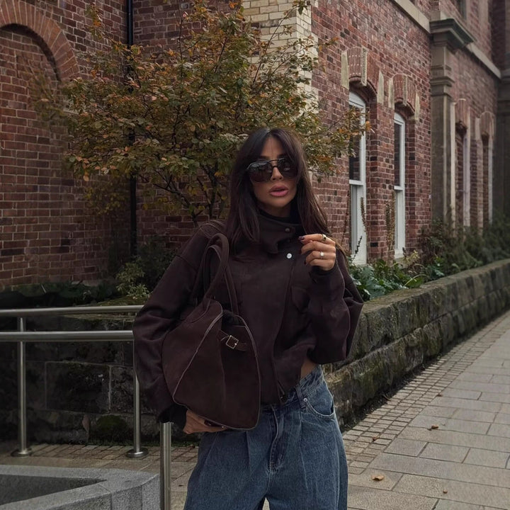 Dam Kort Boxig Jacka i Suede Look med Hög Funnel Neck