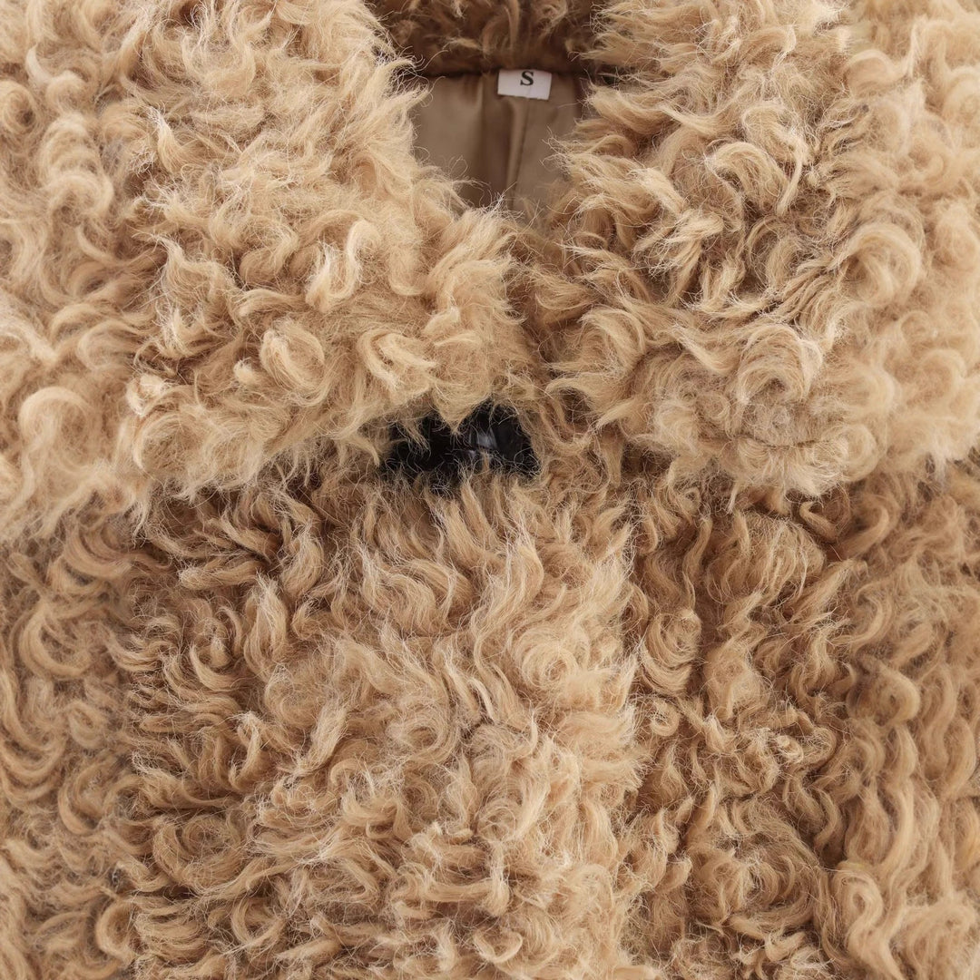 Dam kort boucle teddy jacka med curly woven texture, skjortkrage, och button closure