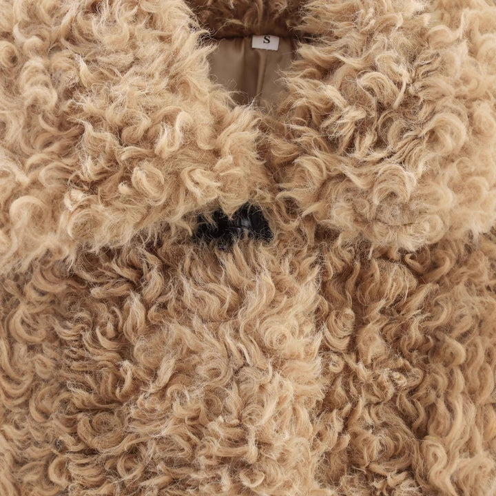 Dam kort boucle teddy jacka med curly woven texture, skjortkrage, och button closure