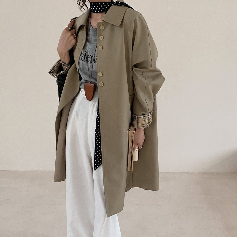 Dam lätt trenchcoat med contrasted checked muddar