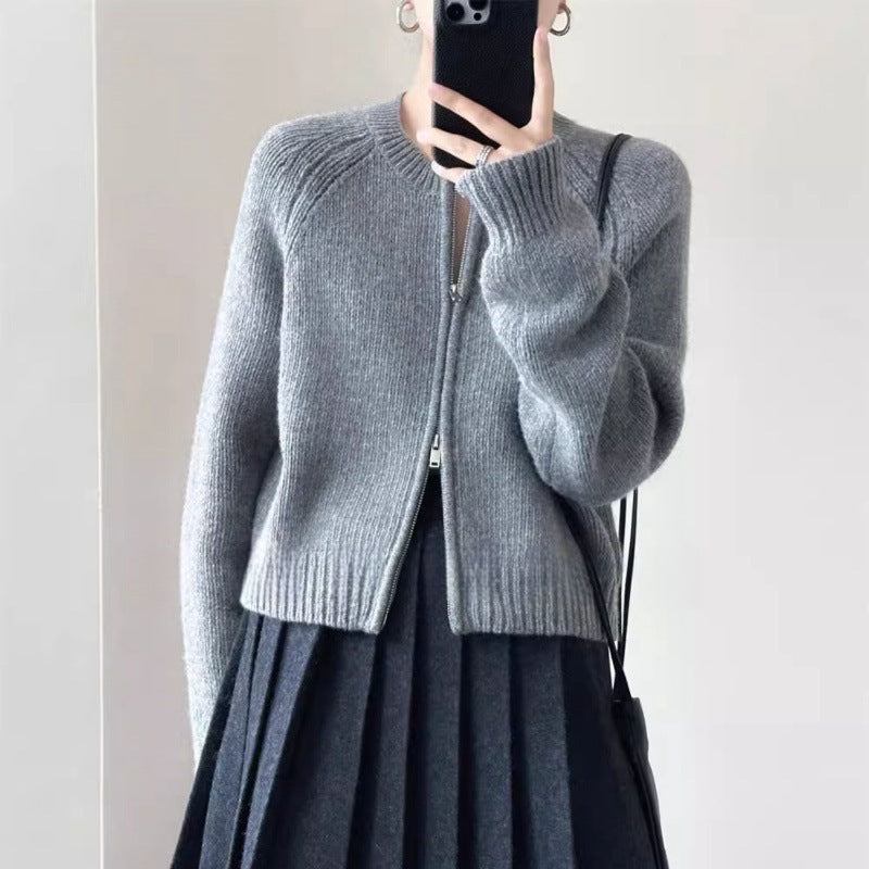 Dam kort jacka gjord mjuk fine knit med a hellång dragkedja och ribbed fåll