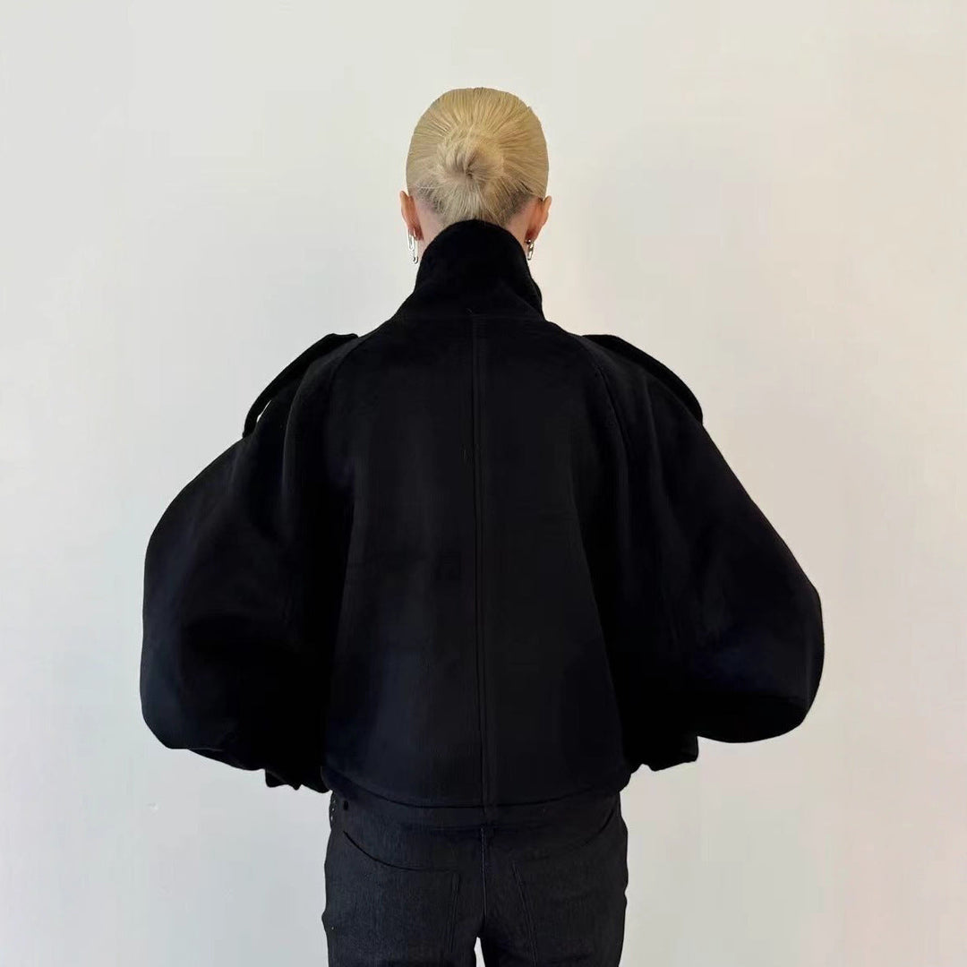 Dam kort skärning oversize ull jacka med hög ståkrage, shoulder flaps och justerbar ärm straps
