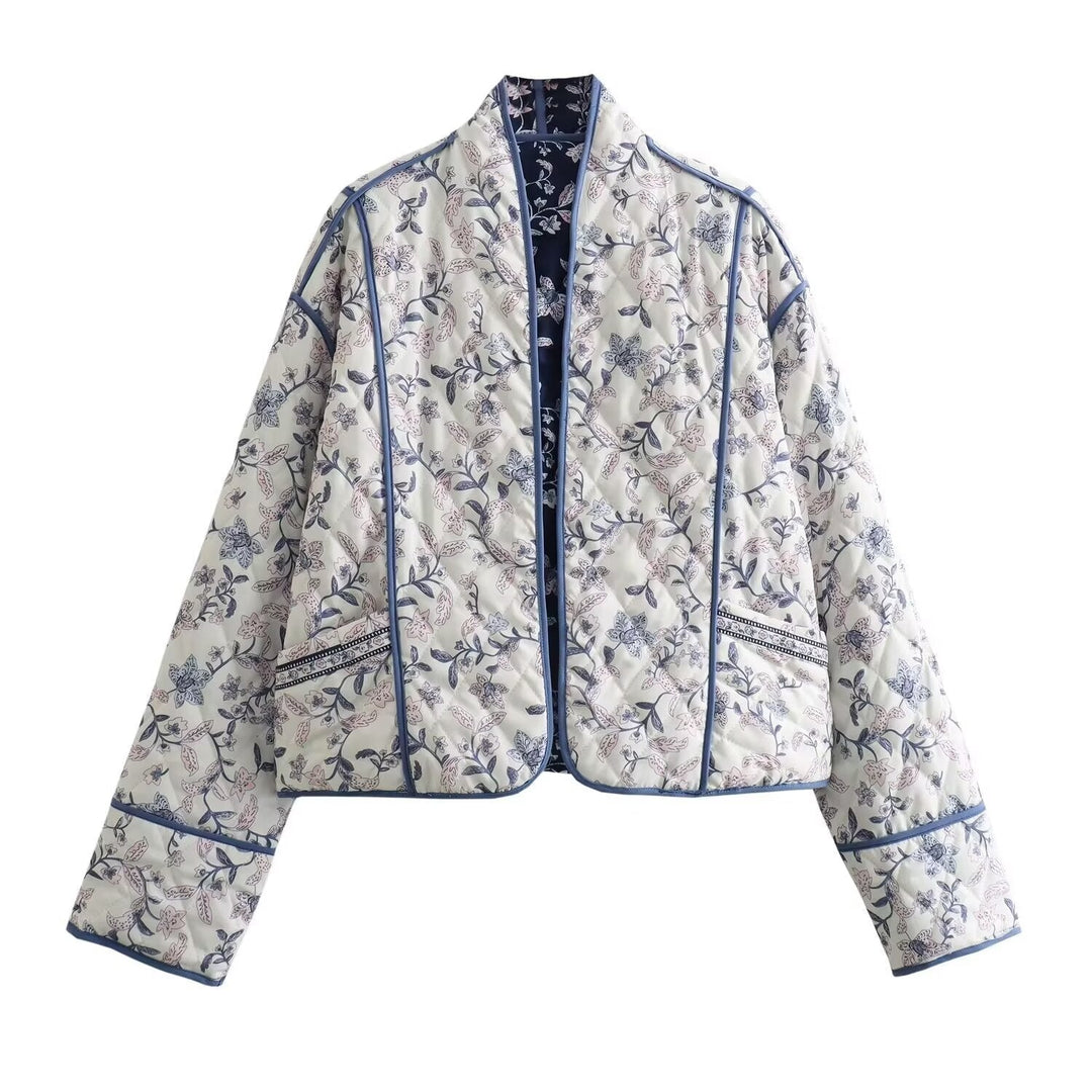 Dam kviltad kimono jacka med blommig all-over mönster och kontrasterande piping