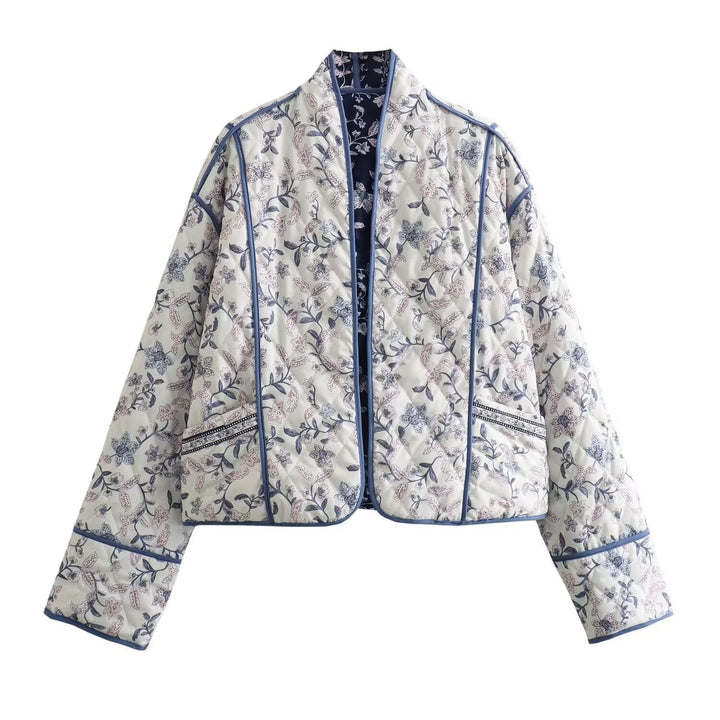 Dam kviltad kimono jacka med blommig all-over mönster och kontrasterande piping