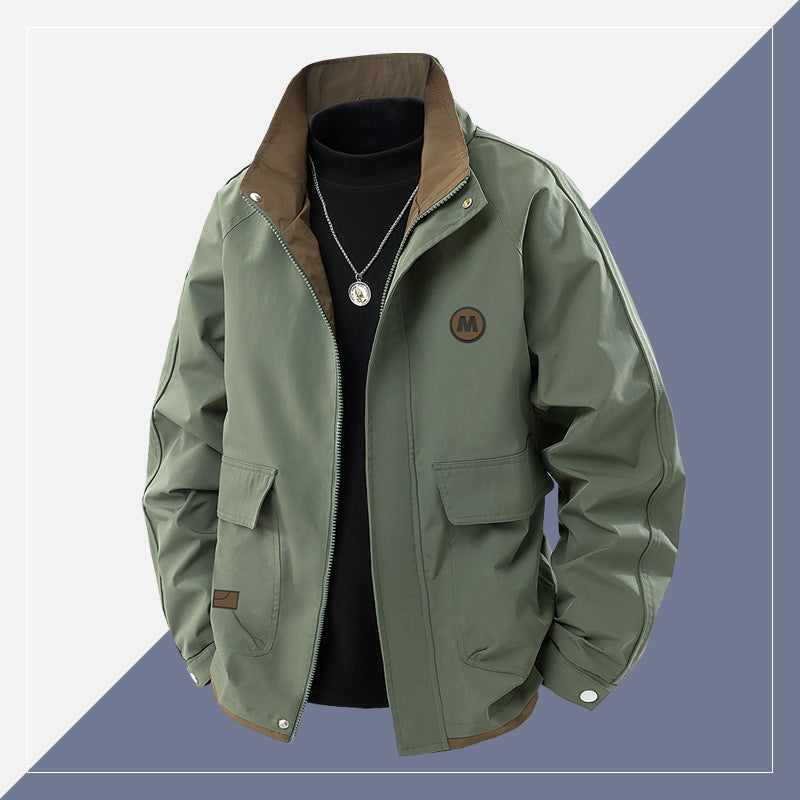 Herr kort skärning softshell funktionsjacka med ståkrage och fickor med lock