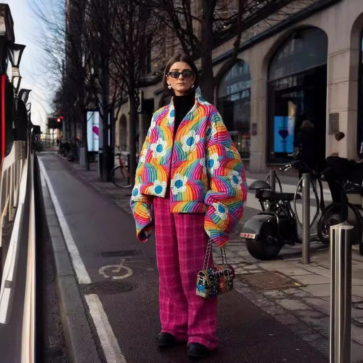 Dam kort oversize vadderad jacka med Colorful Rainbow Stripes och Flower Application