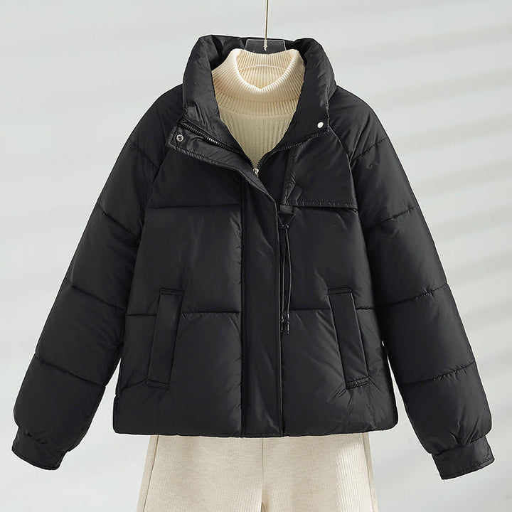 Dam non-kort vadderad boxy jacka med high ståkrage, drawstring chest closure, och slanted flap fickor