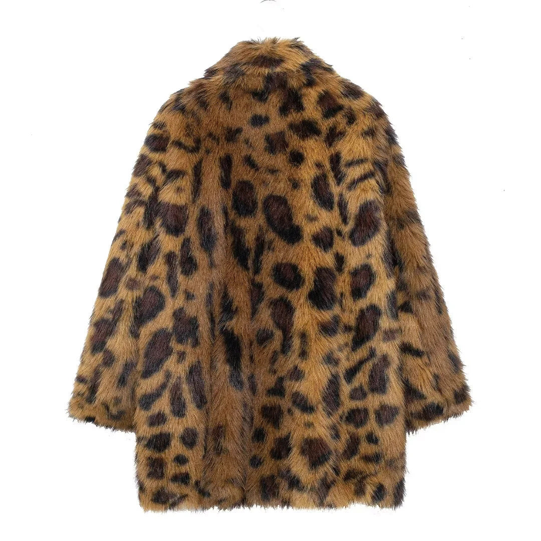 Dam longer faux fur kappa i leopardprint med oversized skärning och mysig foder quality